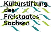 Logo Kulturstiftung des Freistaats Sachsen. Schwarze Schrift mit grünen und türkisen Wellen